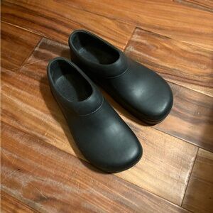 Klogs USA Leather Slip-On Work Clogs – Black – Women’s Size Slip Resistant